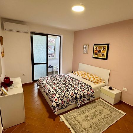 Skerdi'S Apartment - City Center Tirana Esterno foto